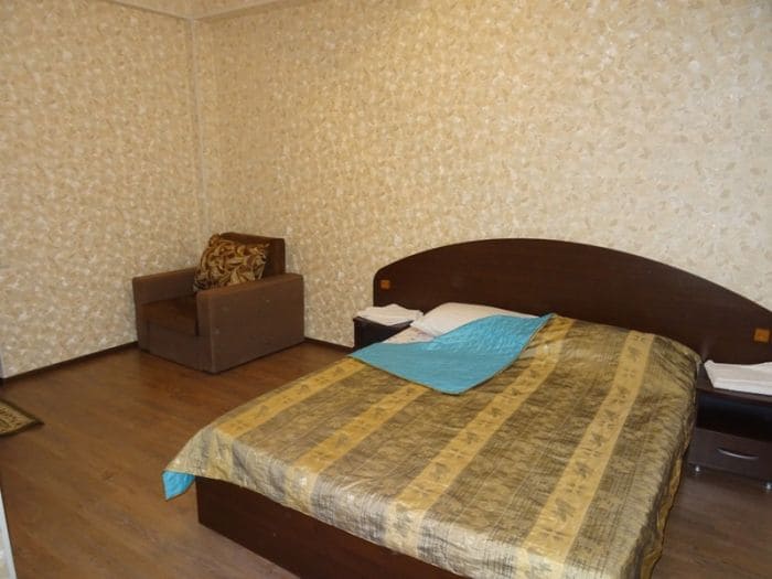 Отель Генерал Дбар , вид на двуспальную кровать.jpg