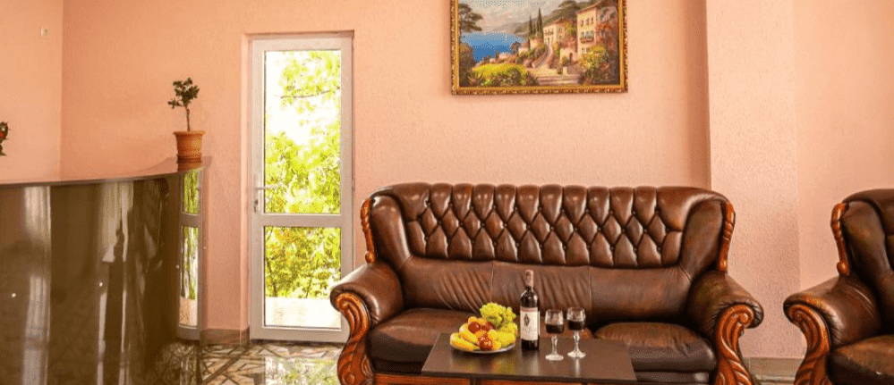 Шикарный диван в отеле СанЗазила , Абхазия.png