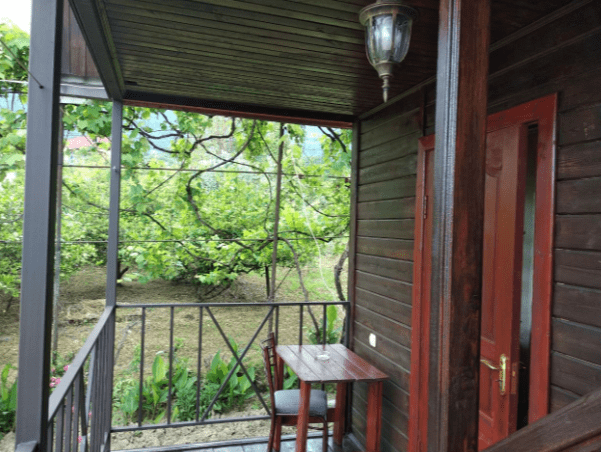 Гостевой дом Анакопия, столик с видом на сад.png