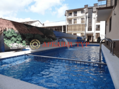 Гостевой дом Achilles Palace Кабардинка — вид на территорию с бассейном

Уютный номер с балконом в гостевом доме Achilles Palace, Кабардинка

Территория отеля: бассейн с подогревом и зона отдыха

Столовая и бар-кафе на территории Achilles Palace в Кабардинке

Тихий район Кабардинки — расположение гостевого дома Achilles Palace