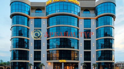 "Шестиэтажный корпус отеля Sun Palace Gagra в центре Гагры с ухоженной территорией - ж/д тур в Абхазию 2026."

"Двухместный номер с классическим интерьером в светлых тонах в отеле Sun Palace Gagra - тур на поезде в Гагру 2026."

"Ресторан отеля Sun Palace Gagra с обеденным залом - трёхразовое питание в туре по Абхазии 2026."

"Лобби-бар отеля Sun Palace Gagra с уютной атмосферой - отдых в Гагре 2026."

"Песчано-галечный пляж Гагры в 750 метрах от отеля Sun Palace Gagra с лежаками и зонтами - ж/д тур в Абхазию 2026."

"Аквапарк Гагры в шаговой доступности от отеля Sun Palace Gagra - развлечения в Абхазии 2026."

"Вид из окна отеля Sun Palace Gagra на центральные улицы и горы Гагры - живописные пейзажи Абхазии 2026."

"Двухэтажный корпус отеля Sun Palace Gagra на 11 номеров с балконами - размещение в Гагре 2026."