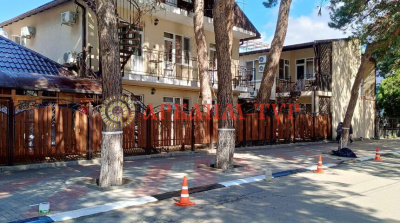 "Двухэтажный корпус гостевого дома Сто Шагов по адресу ул. Чайковского 5 в Геленджике с уютным двориком - тур на поезде 2026"

"Двухместный номер с кондиционером, телевизором и холодильником в гостинице Сто Шагов Геленджик ул Чайковского 5 - бронь на лето 2026"

"Общая кухня для самостоятельного приготовления пищи в гостевом доме Сто Шагов Геленджик - плита, микроволновка, посуда 2026"

"Центральный песчаный пляж Геленджика в 400 метрах от гостевого дома Сто Шагов - Черное море отдых 2026"

"Набережная Геленджика протяженностью 9 км - прогулочная зона в 5 минутах от отеля Сто Шагов 2026"

"Центральный парк культуры и отдыха в 100 метрах от гостевого дома Сто Шагов Геленджик - прогулки и аттракционы 2026"

"Карта маршрута поезда Минск - Геленджик время в пути - жд тур на море 2026"