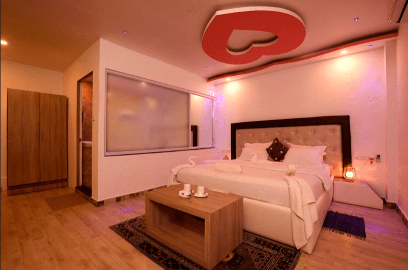 Royal Boomerang Resort - двуспальная кровать вечером.png
