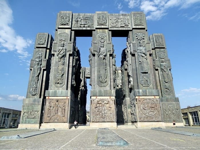 Летопись Грузии , памятник.jpg