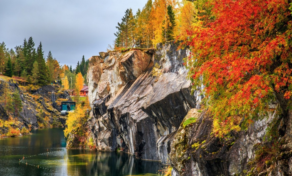033_Rossiya_Kareliya_Gornyy_park_Ruskeala_Abandoned_marble_canyon_in_the_mountain_park_of_Ruskeala_Karelia_Awesome_autumn_landscape_Foto_ELarionova-Deposit.jpg