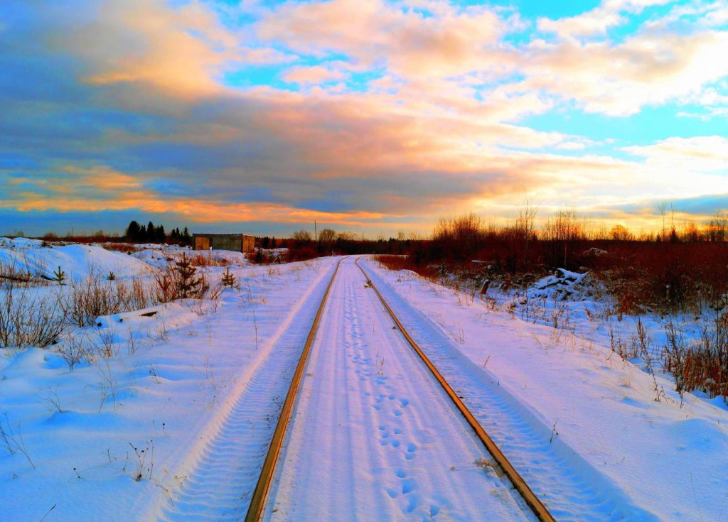 железная дорога в снегу на закате