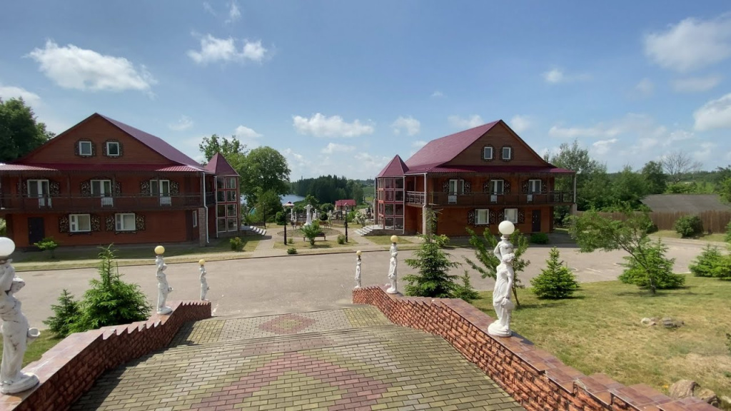 Николаевские пруды- две гостиницы.jpg