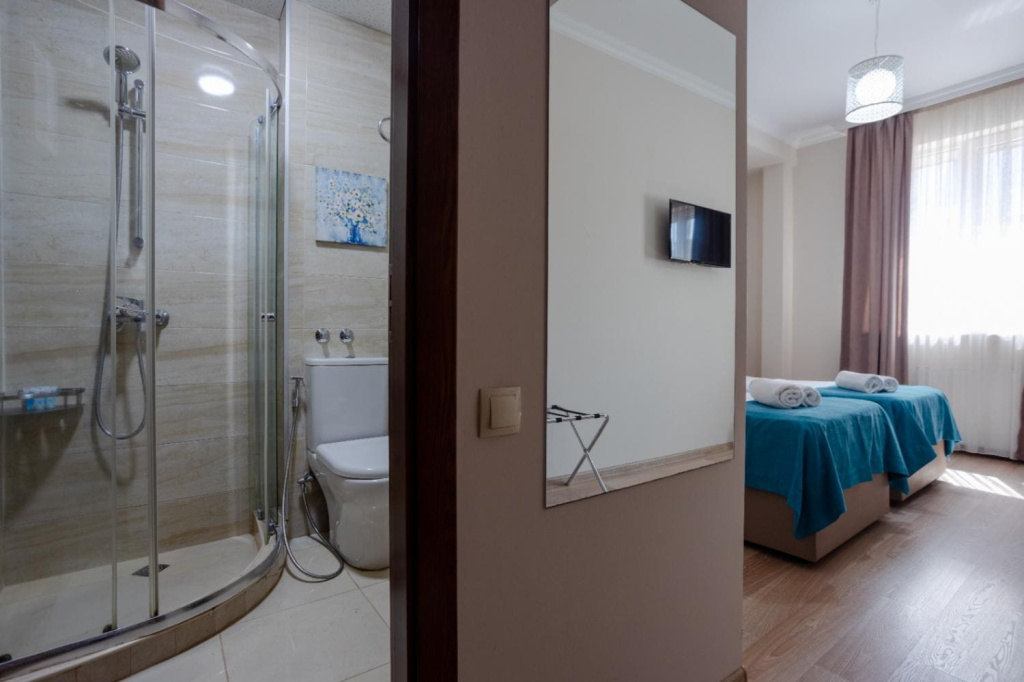 Отель Дайси в Батуми- санузел в номере с раздельными кроватями.jpg