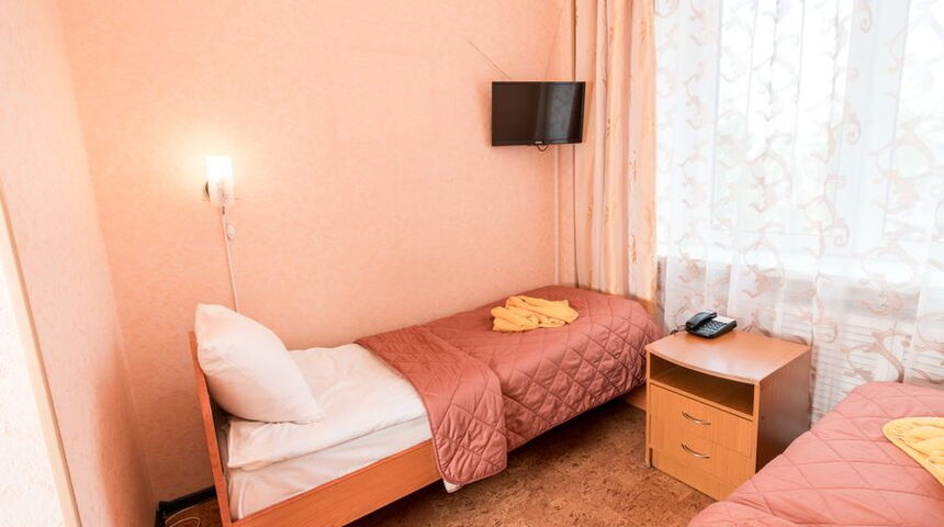 Гостиница Ладога , город Сортавала - двухместный номер, вид на кровать.jpg