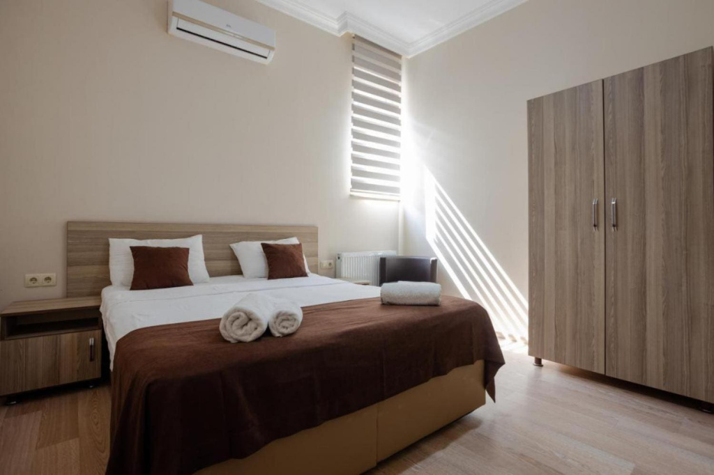 Отель Дайси в Батуми- номер с двуспальными кроватями в коричневых тонах.jpg