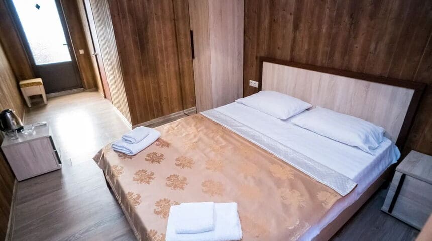 Отель Водопад в Новом Афоне, двуспальная кровать в номере.jpg