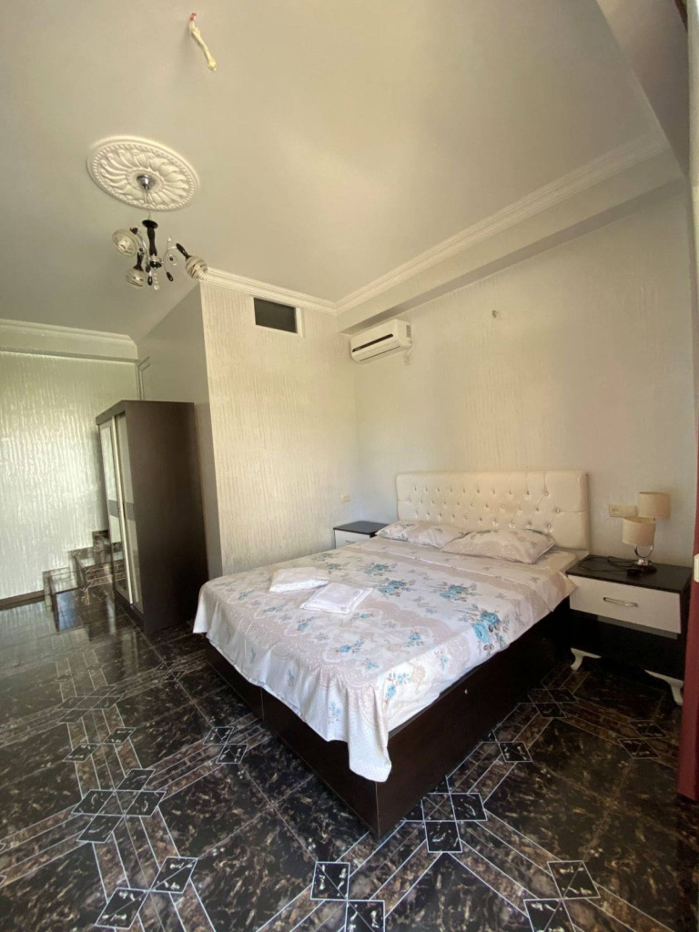 Отель Евразия Батуми- вид на двуспальную кровать.jpg