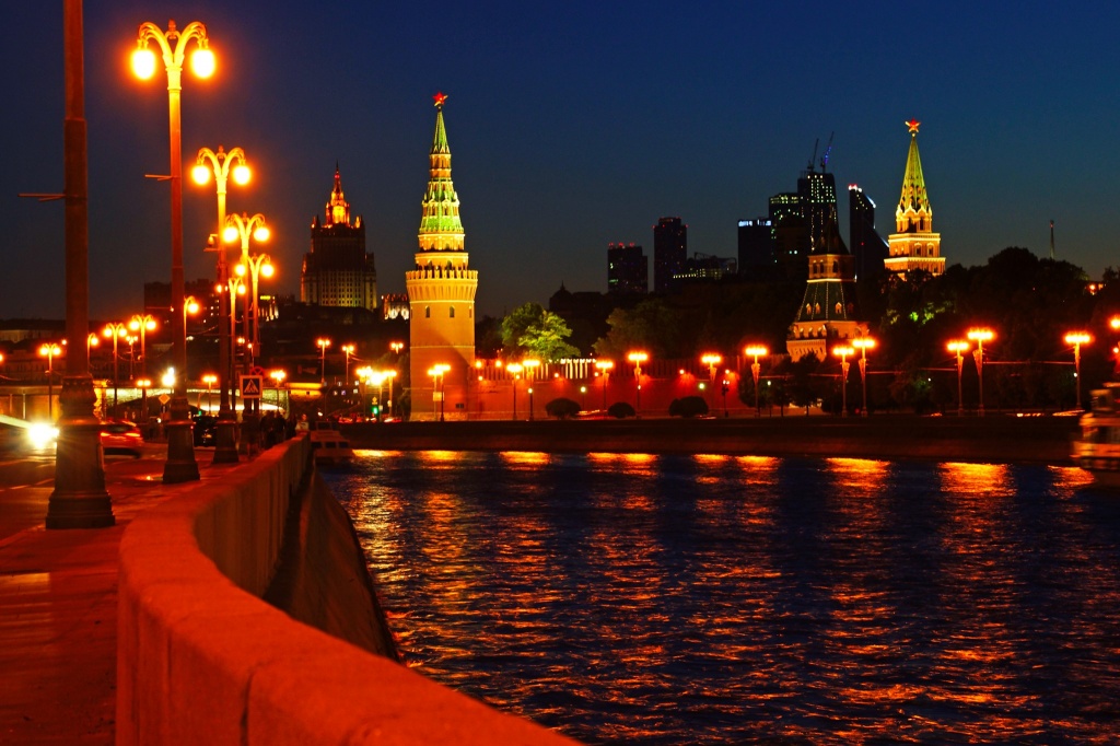787208-Russia-Moscow-Rivers-Bridges-Night-Street-lights.jpg