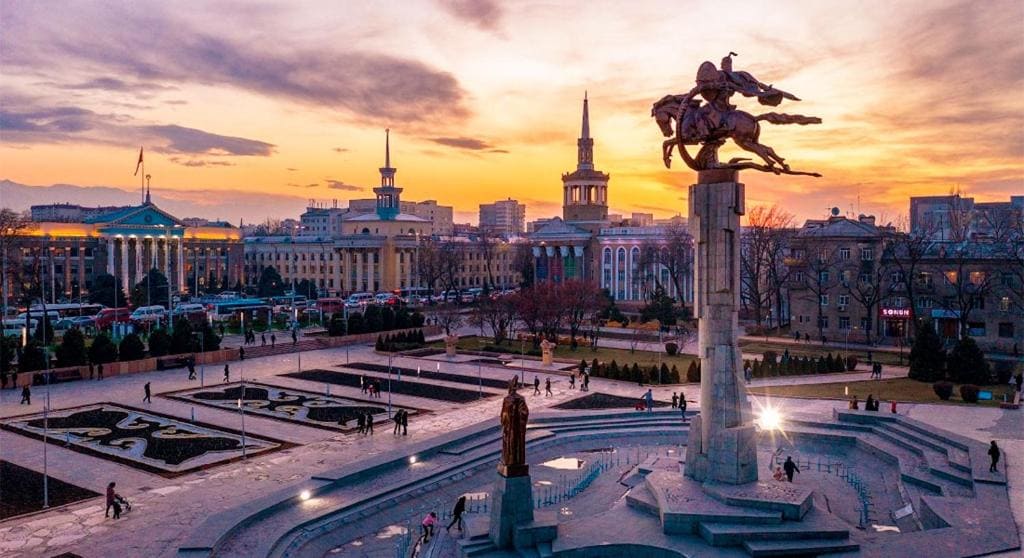 Бишкек, красивая площадь.jpg