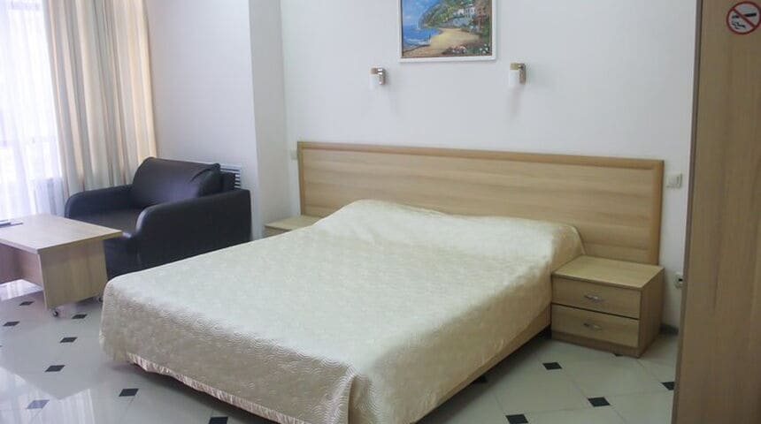 Гостиница Сокол в Сочи- двуспальная кровать общий вид.jpg