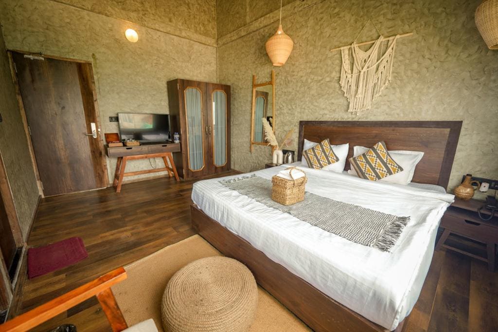Royal Boomerang Resort- номер с коричневой двуспальной кроватью .jpg