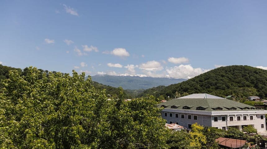 Отель Талион в Пицунде, Абхазия, вид на горы.jpg