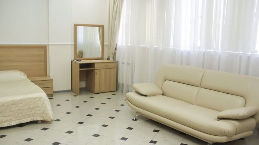 Гостиница Сокол в Сочи- вид на диван.jpg